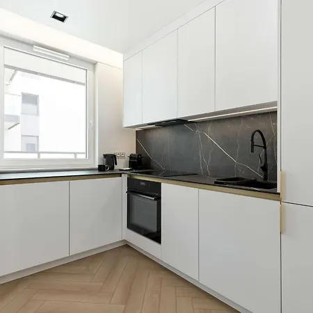 Air-conditioned With Parking And Balcony By Renters דירה