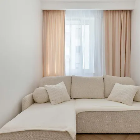 Air-conditioned With Parking And Balcony By Renters