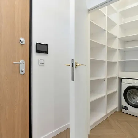 Air-conditioned With Parking And Balcony By Renters * גדנסק