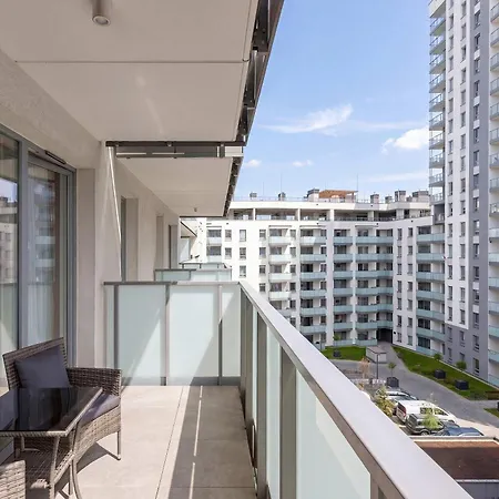 Air-conditioned With Parking And Balcony By Renters דירה